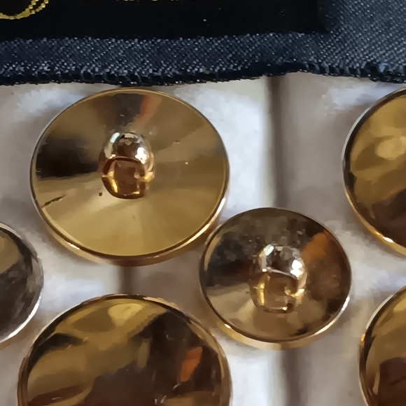 Foreman & Clark Gold Blazer Buttons 12 6-Large 6-Small + 1 Large Plastic - Picture 3 of 4